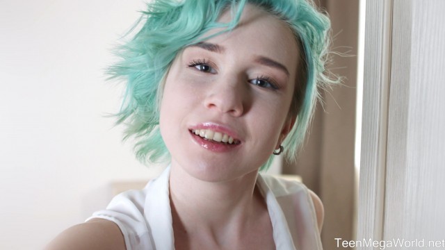 Alice Klay - Startled and satisfied on camera